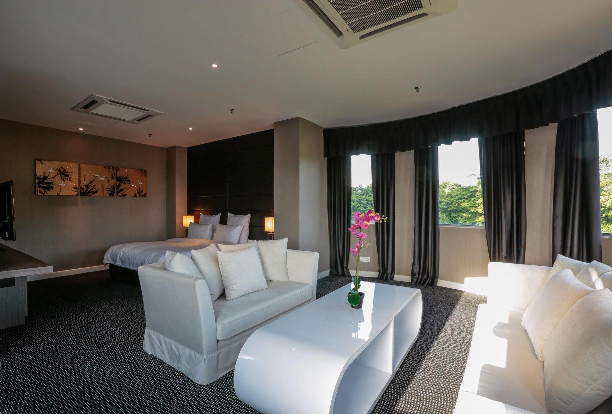 Lax Boutique Hotel Кланг Екстериор снимка